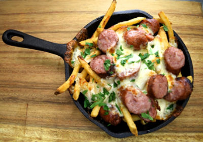 Papas fritas con queso y chorizo argentino